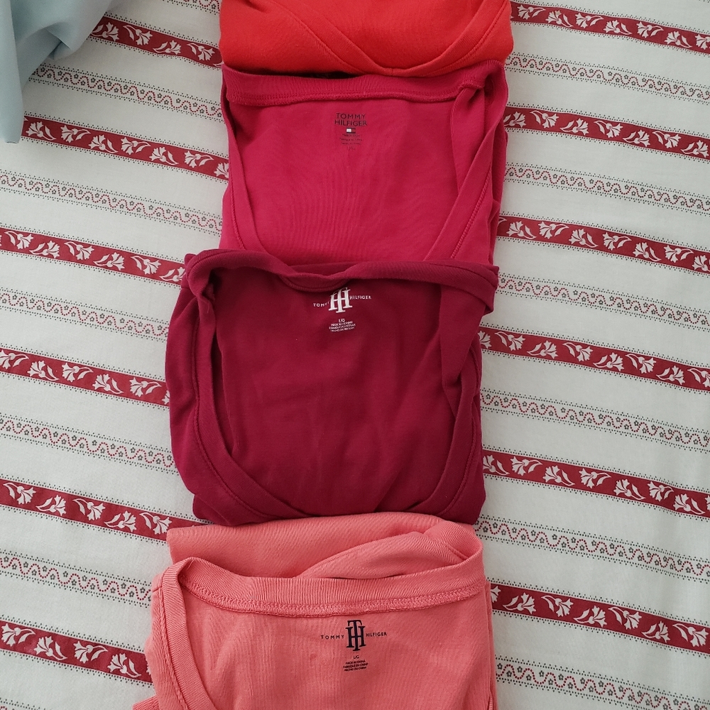 Lot of 4 Tommy Hilfiger vneck tee. Like new.